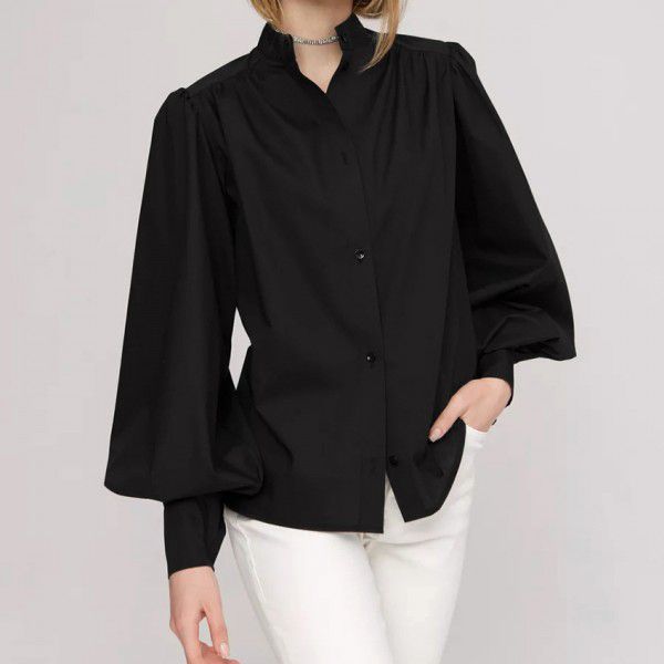 Small stand up collar lantern sleeve shirt shows a slim commuting style