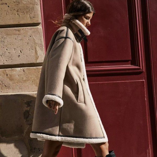 Women's winter retro fur integrated color contrast design feeling, niche warm coat