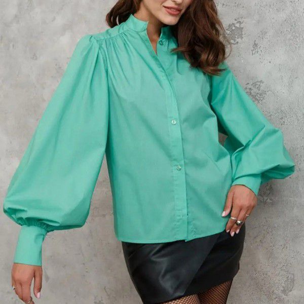 Small stand up collar lantern sleeve shirt shows a slim commuting style